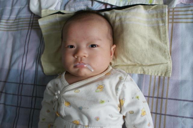 寶寶吐奶， 出了拍嗝，這些“動作”也很重要