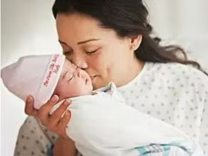 母乳喂養(yǎng)|2大方法讓寶寶順利吃上第一口奶！
